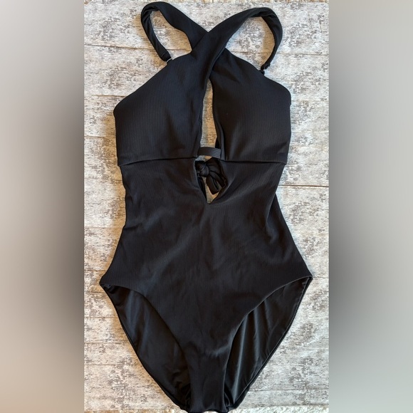 NEW w/TAGS BECCA Rebecca
Virtue Fine Line Tessa Crossover High Neck One-Piece - Picture 3 of 8